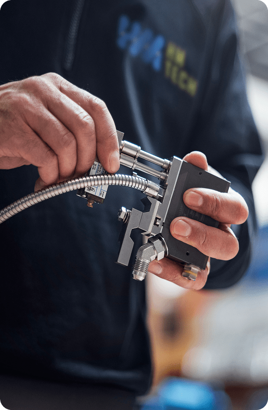 Technicien Hm tech nettoyant une pièces détachées pour système homelt pour toute la France