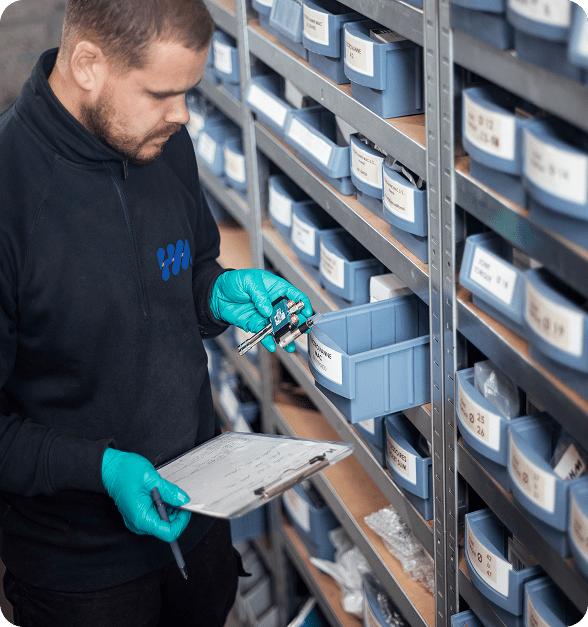 image représentant le stock de 1500 références différentes de pièces détachée pour machines industreilles de collage hotmelt chez Hm Tech pour le Grand ouest et la France