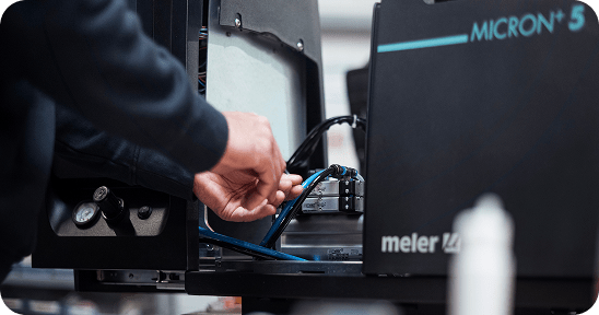 Images d'un expert hm Tech effectuant une maintenance curative d'une machine dee collage hotmelt pour les industriels Francais et du Grand ouest