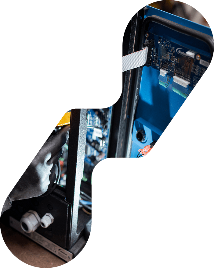 Machine Hotmelt de collage en maintenance chez HM Tech à Domloup